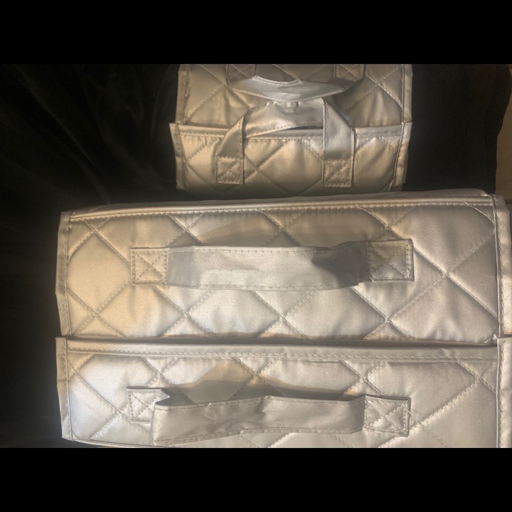 1 large and 1 small foldable and carry.
